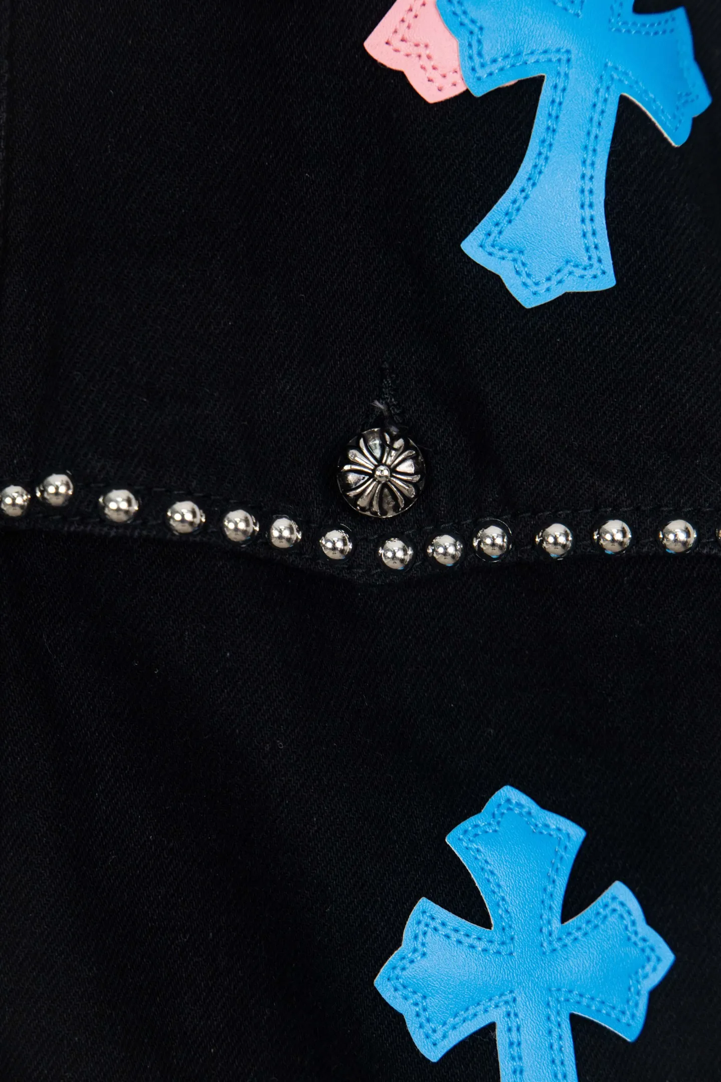 P320 Chrome Hearts heavy-duty denim jacket with heavy rivets, the same style as the Internet celebrity. Denim jacket with cross print all over, unique cross design elements, full of design. It is made of 100% denim cotton fabric with heavy coarse yarn count, which ensures a stiff and tough silhouette while being soft, comfortable and breathable. The lapel is designed with silver buttons and is full of texture. The classic cross logo is all over the dress, making it a perfect versatile style for spring and summer! The original loose version is made of high-quality pure cotton fabrics. The fabric pattern is high-definition and delicate without burrs. It is comfortable and breathable to wear. All the buttons are molded and customized. It is casual and fashionable and can be matched with any bottoms. It can be windproof and sunproof in spring and summer. It can be worn outside in autumn and winter! Easily concave shape makes you look slimmer and taller, perfect for both men and women! Color: Black Size: S M L XL